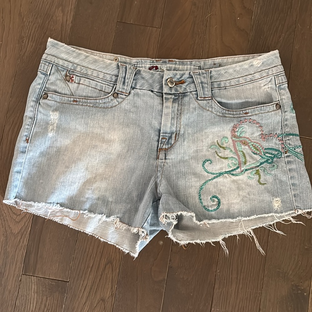 Vintage Candie’s Embroidered Cut off Shorts
Size 11